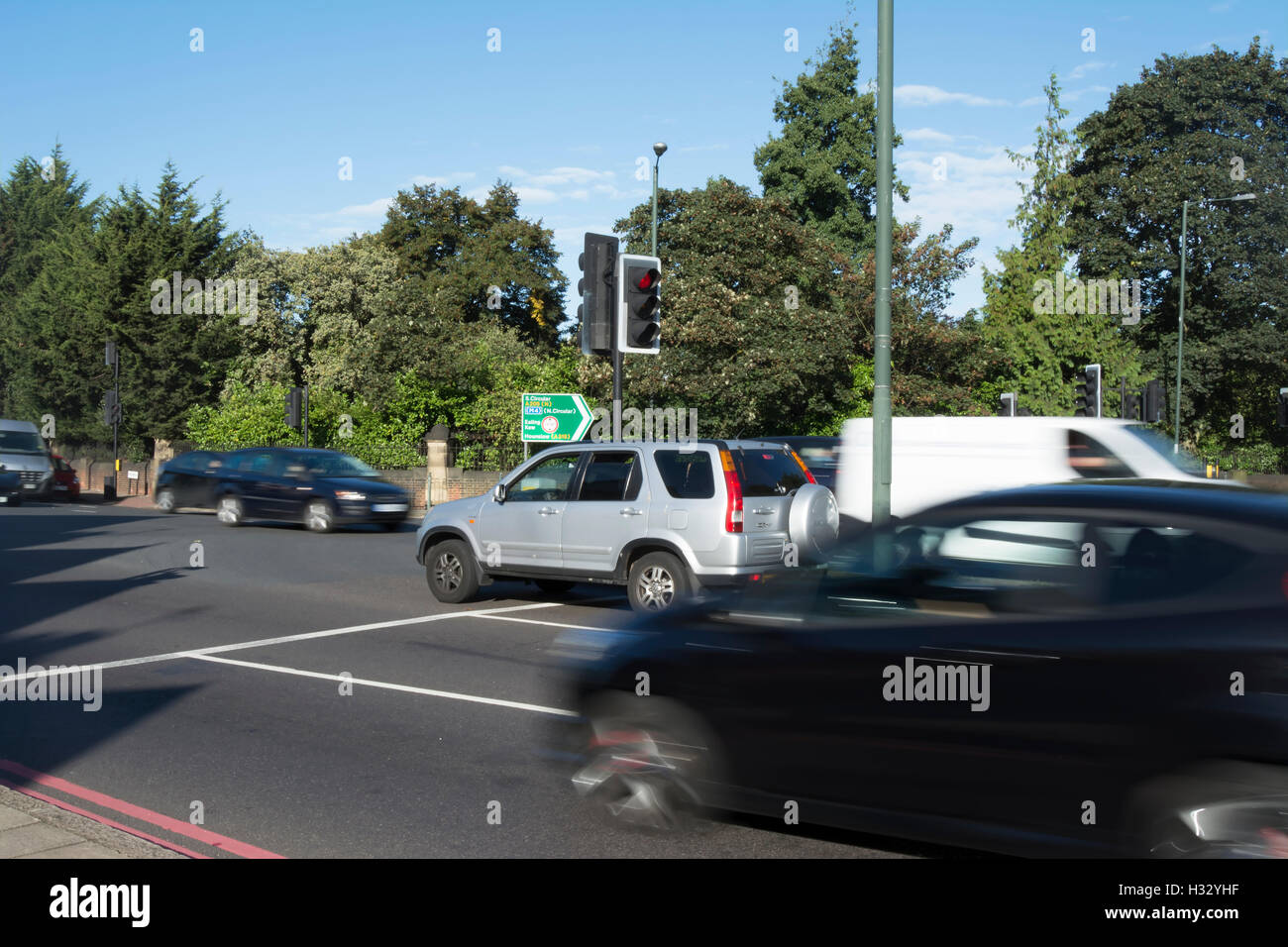 Verkehr Kreuzung Chalkers Ecke, einer großen Straßenkreuzung in East Sheen, Südwesten von London, england Stockfoto