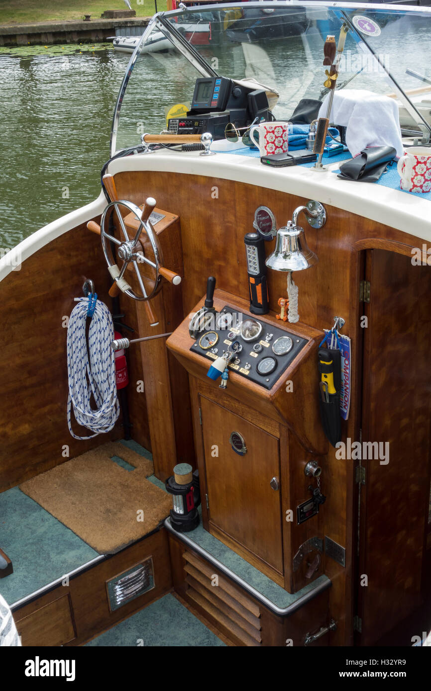 Cockpit der Freeman River Cruiser auf Stadt am Fluss Great Ouse Ely Cambridgeshire England Stockfoto