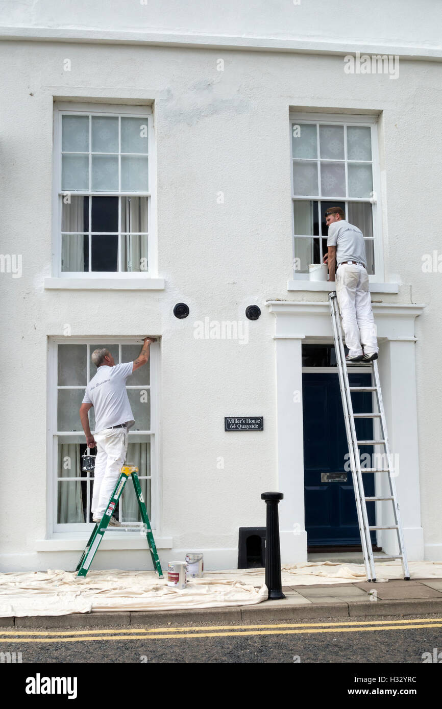 Zwei Maler Malerarbeiten Millers Haus Ely Stadt Cambridgeshire England Stockfoto