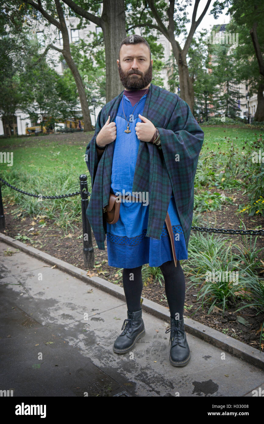 Porträt eines Mitglieds der Gruppe Heiden NYC in einer Tunika und Schal auf der jährlichen Pagan Pride Day Parade in Greenwich Village. Stockfoto