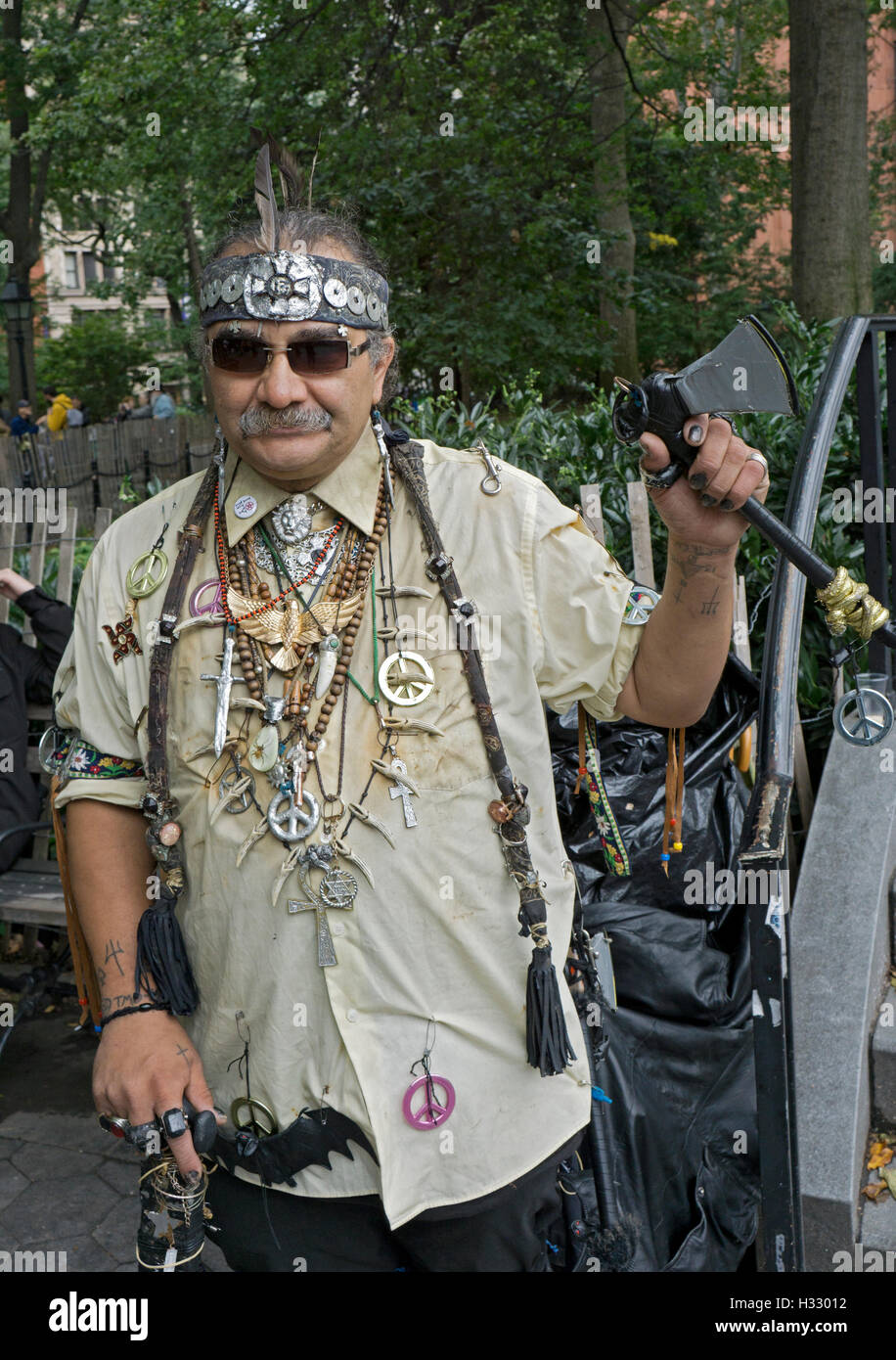 Porträt von einem exzentrischen New Yorker mit mehreren Ketten am Pagan Pride Tag Festival in Greenwich Village, New York City. Stockfoto