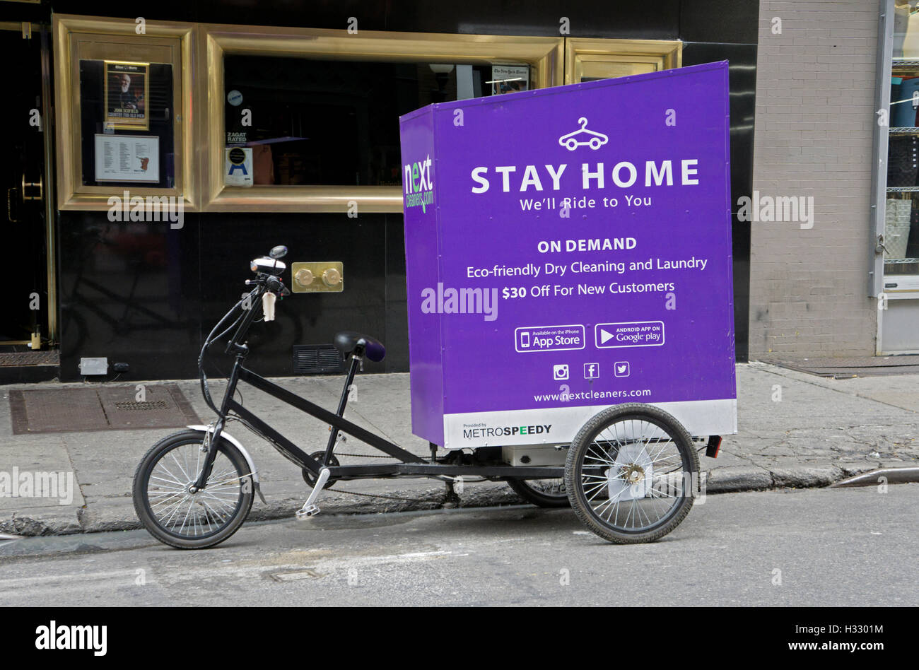 Lieferung Dreirad für umweltfreundliche nächsten Reiniger auf West 3rd Street in Greenwich Village, NYC fotografiert. Stockfoto