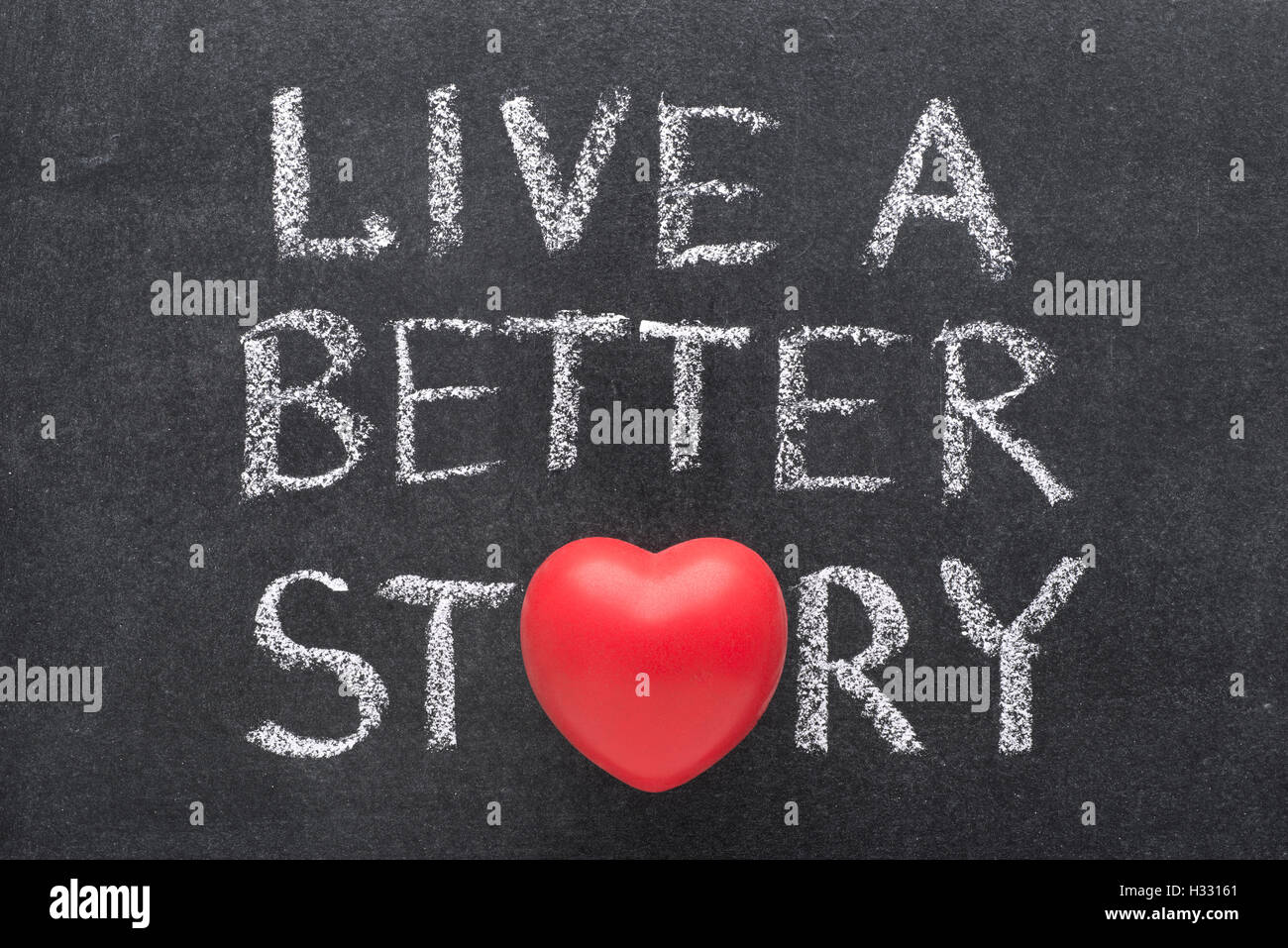 Leben Sie eine bessere Geschichte Formulierung handschriftlich auf Tafel mit Herzsymbol statt O Stockfoto
