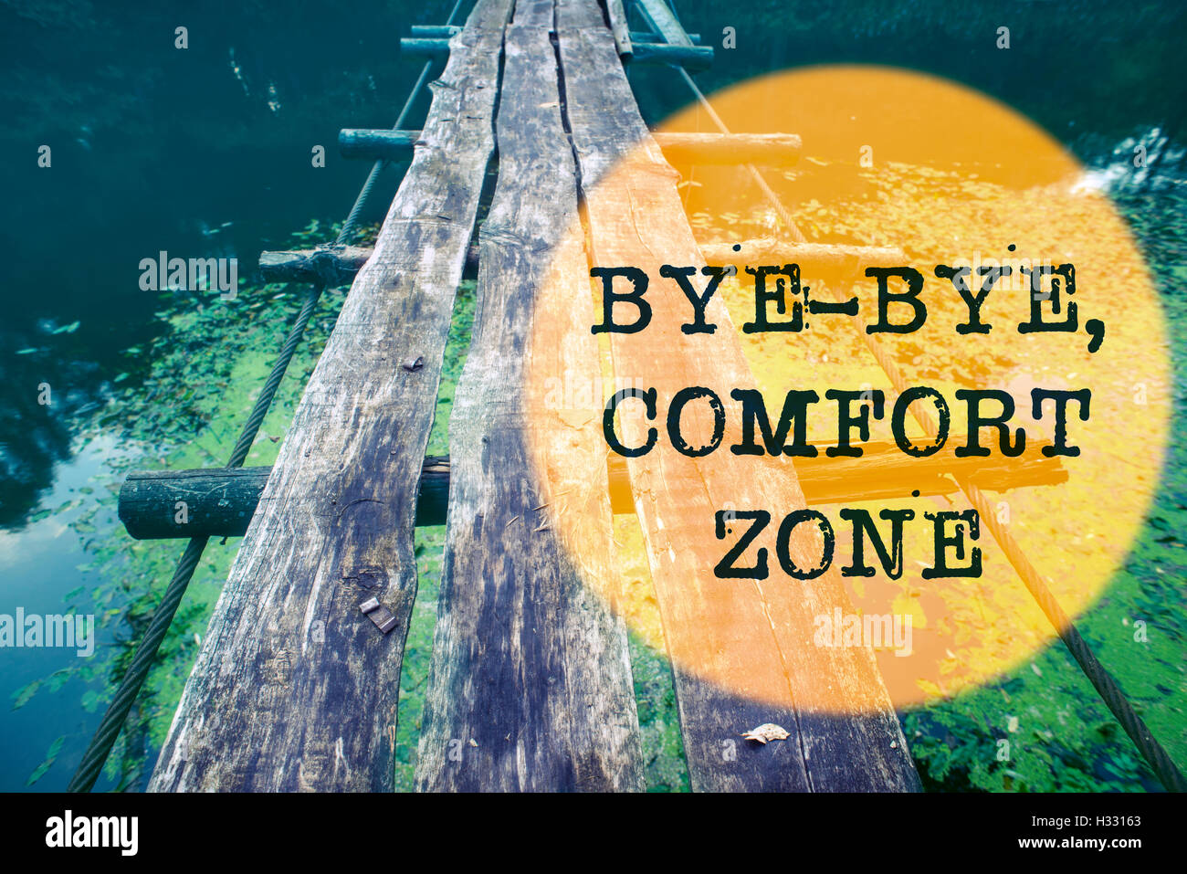Bye-Bye, verwitterten Komfort-Zone-Nachricht geschrieben über hölzernen Hängebrücke Stockfoto