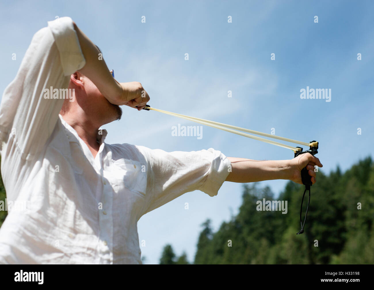 Ein Mann schießen ein Sling shot Stockfoto