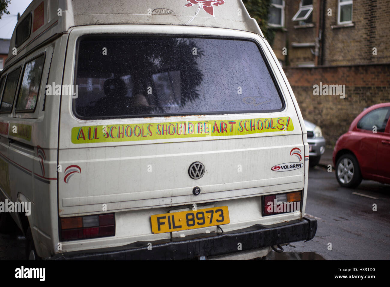 Rückseite des VW-Bus mit "Alle Schulen sollten werden Kunsthochschulen!" gemalt auf Rückseite. Stockfoto