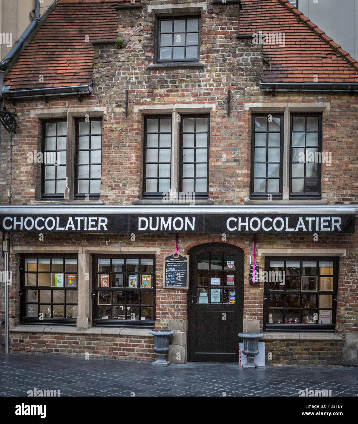 Dumon Chocolatier ist eine beliebte Touristenattraktion in Brügge, Belgien. Es ist berühmt für seine leckeren hausgemachten Pralinen. Stockfoto