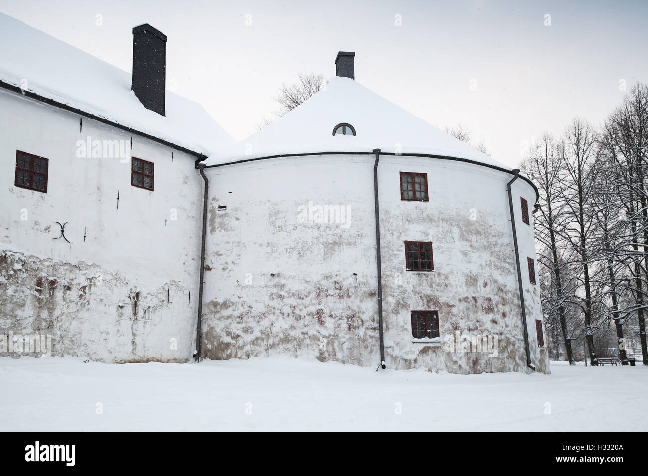 Turku, Finnland - 17. Januar 2016: Weiße Runde Turm-Fassade der Vorburg Turku in Wintertag Stockfoto