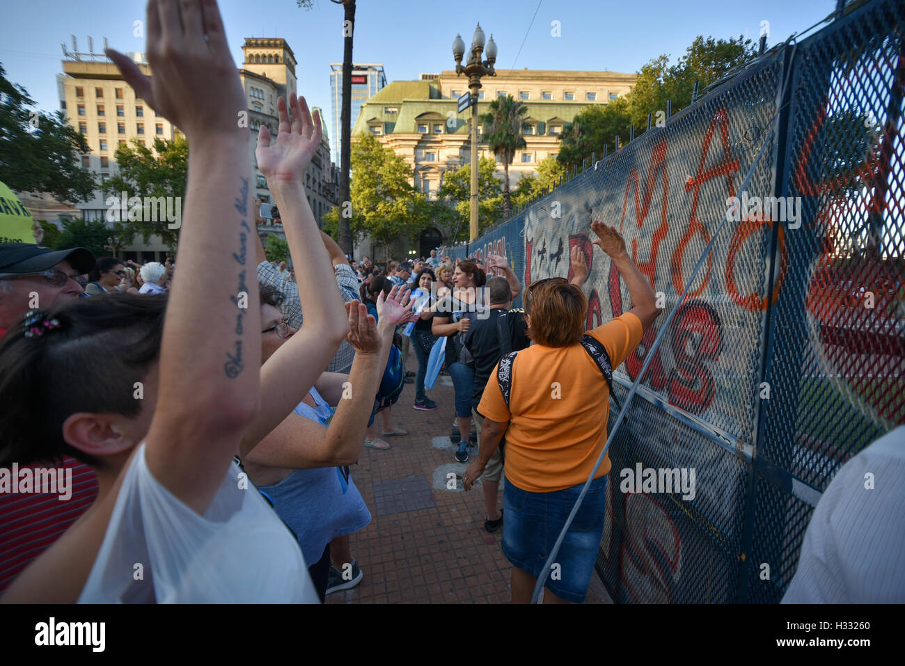 Buenos Aires, Argentinien - 15. Januar 2016: Demonstranten bei der Casa Rosada Rallye für die Achtung der Rechtsstaatlichkeit und Freiheit der Rede. Stockfoto