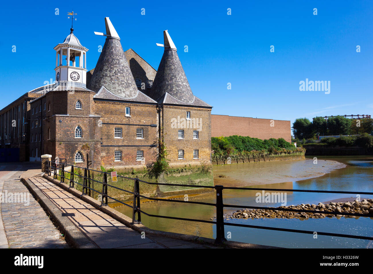 Außenansicht der historischen Uhrenmühle aus dem 19. Jahrhundert in Three Mills Island, Bow, London, England Stockfoto