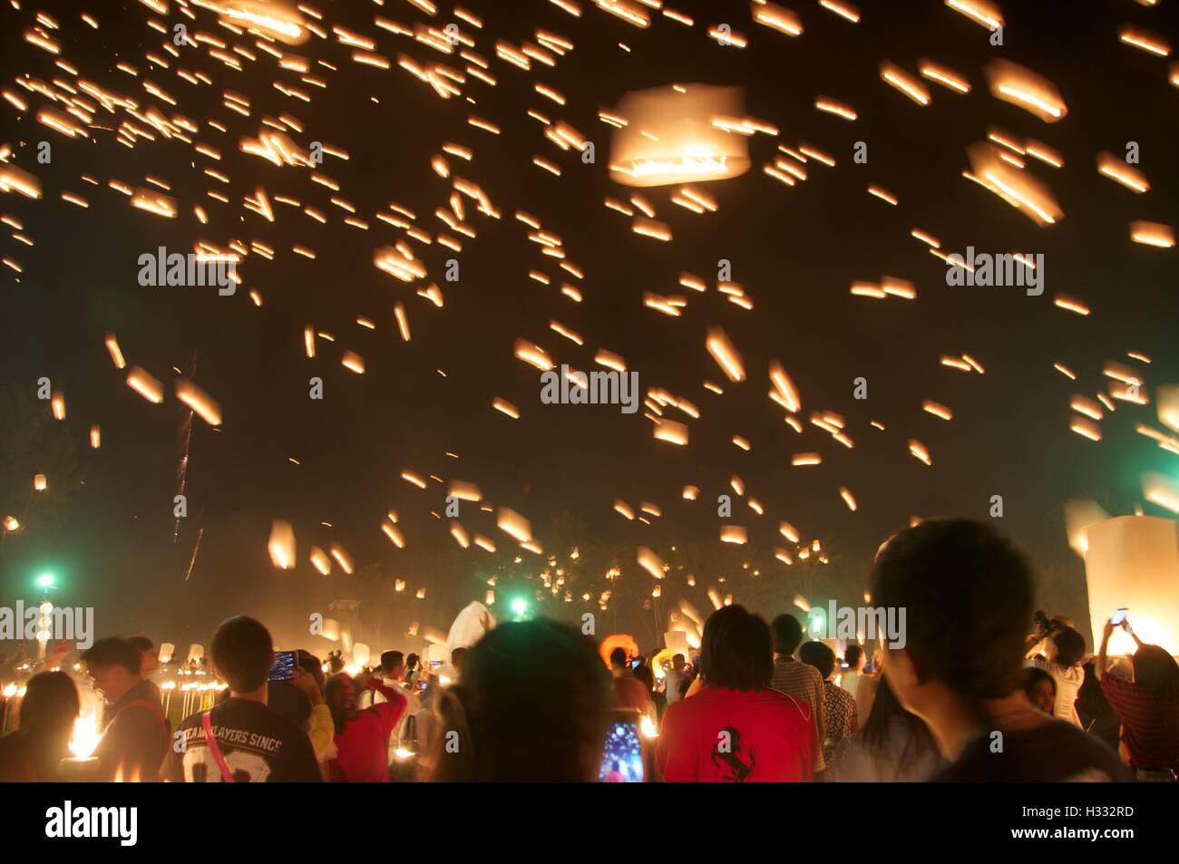 Chiang Mai, Thailand - 25. Oktober 2014. Massenfreigabe von "Khom Loy" (schwimmende Laternen) bei Mae Jo. Stockfoto