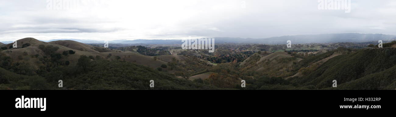 Blick auf die Berge und Siedlungen bei Mt. Diablo mit Panorama geschossen. Stockfoto