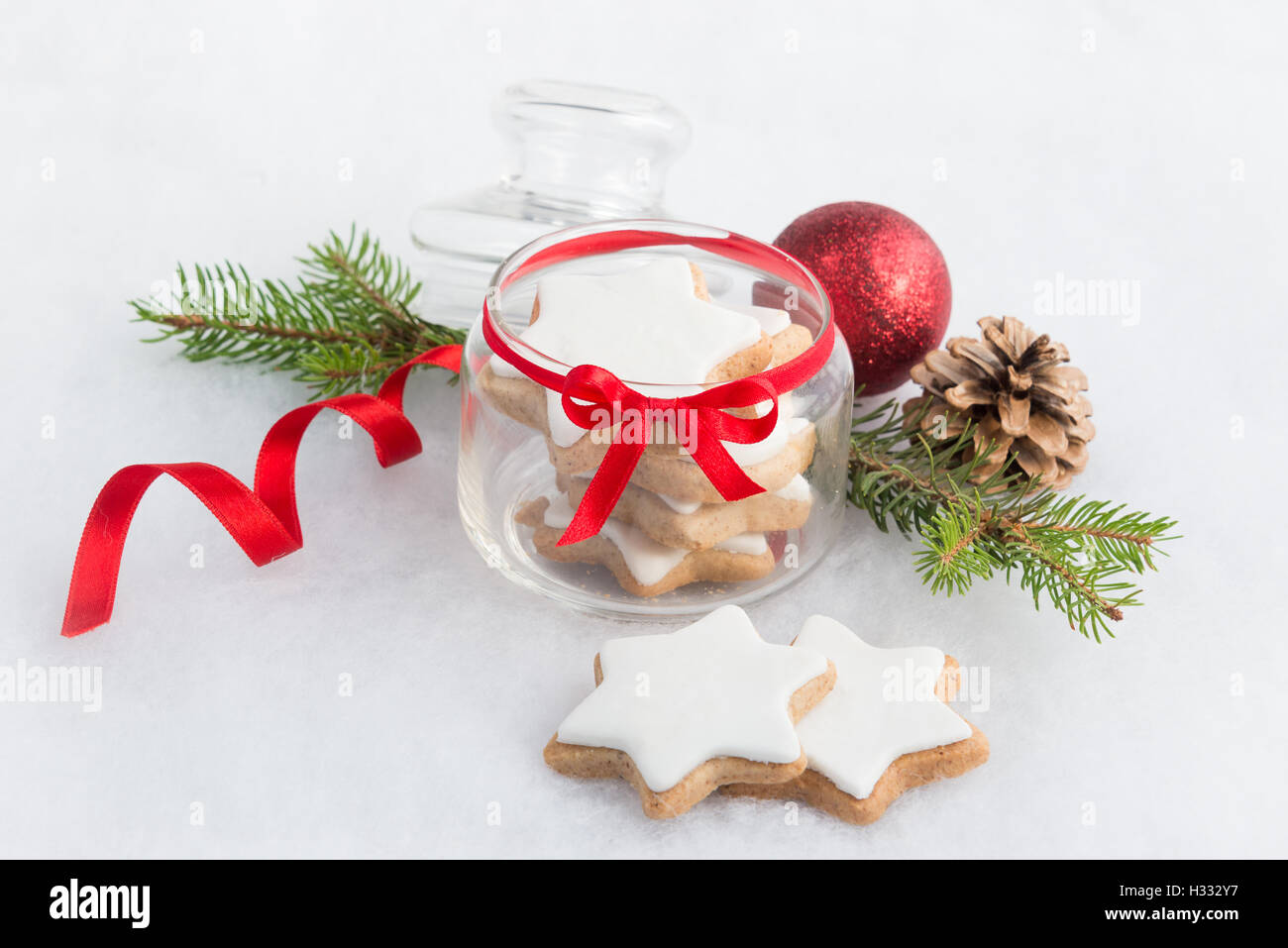 Nahaufnahme von einem Glas voller Sterne hausgemachte Weihnachtskekse über weiße flauschige Hintergrund. Weihnachts-Dekoration Stockfoto