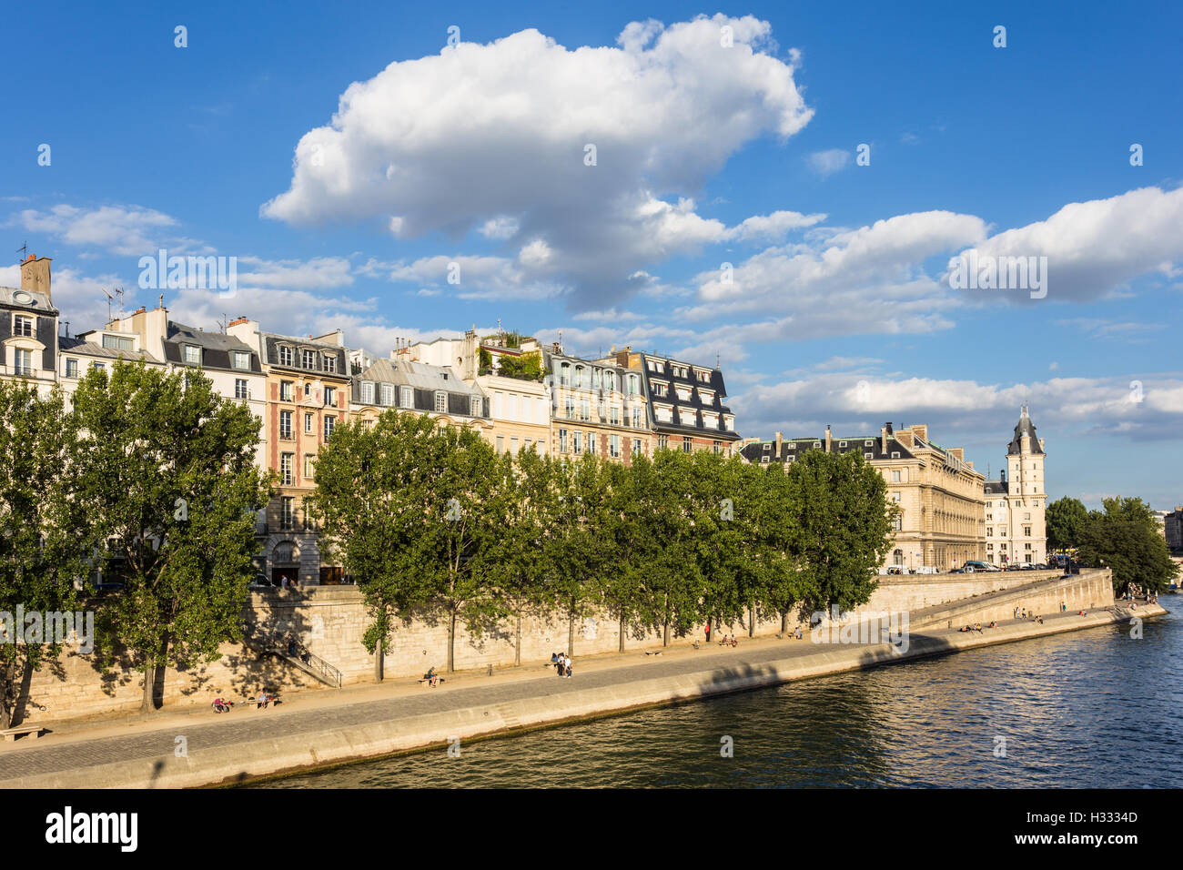 Traditionelle Haussmannschen Gebäude entlang des Flussufers der Seine in Paris, Frankreich-Hauptstadt. Stockfoto