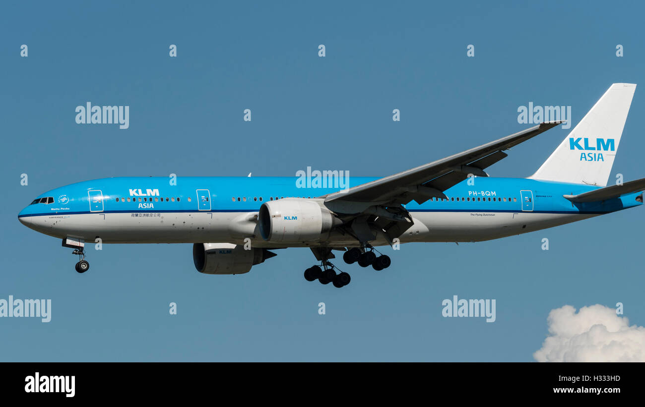 KLM Asien Boeing 777-200ER PH-BQM im Endanflug zur Landung am Flughafen von Vancouver, Kanada Stockfoto