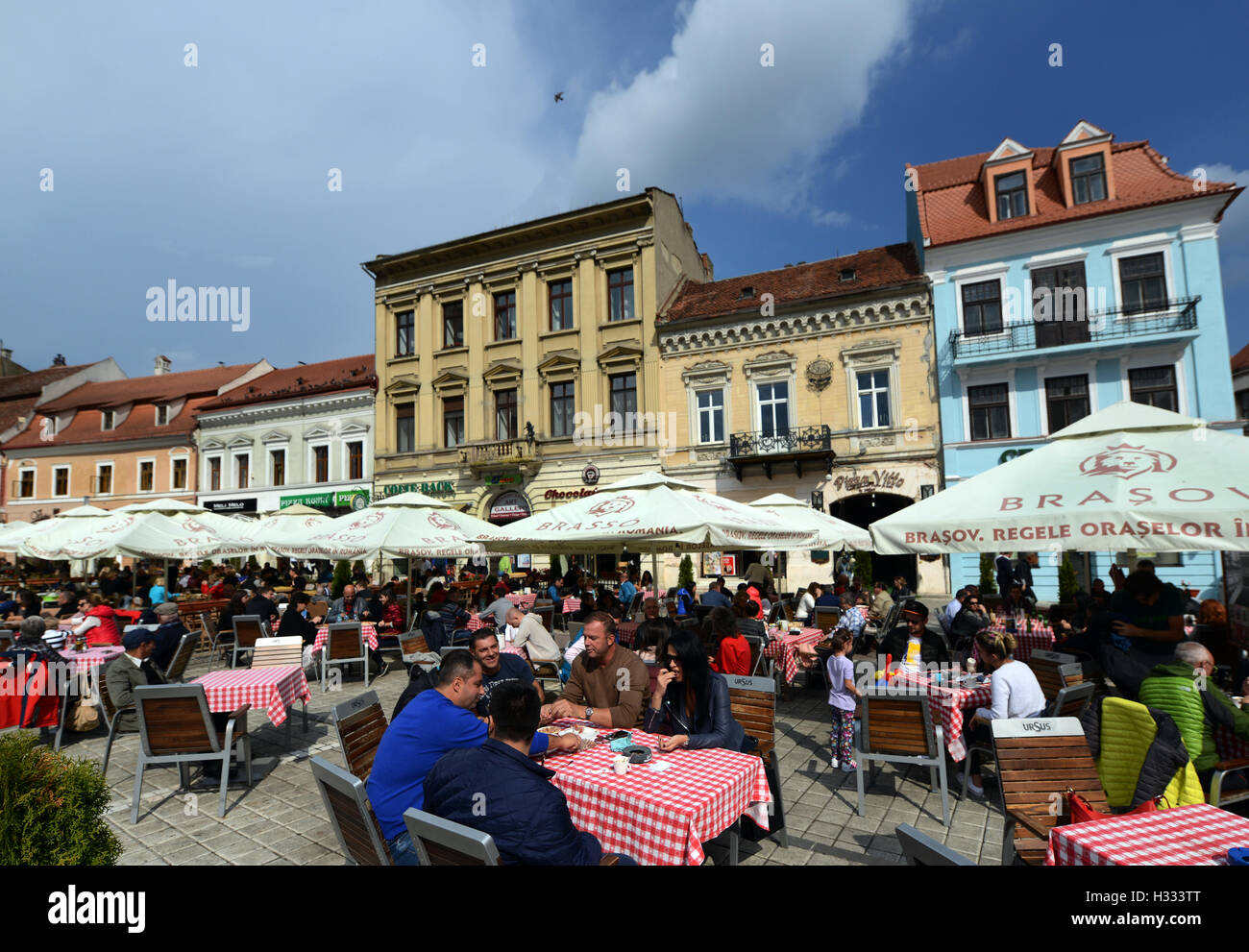 Belebten Restaurants in The Braşov Rat Square (Piața Sfatului) in Brasov, Rumänien. Stockfoto