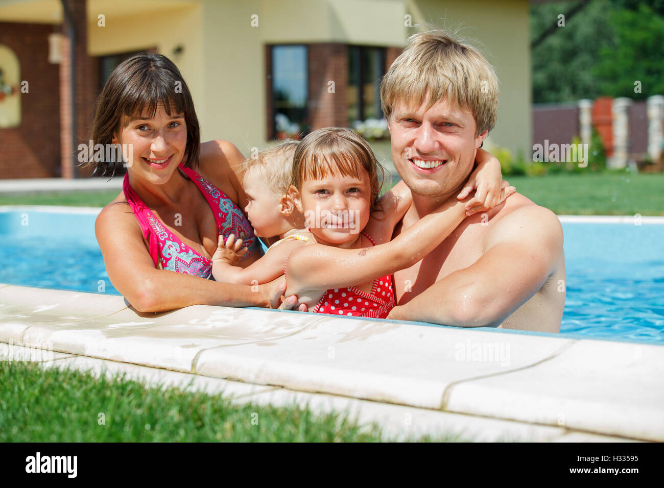 Familie im Pool spielen. Stockfoto