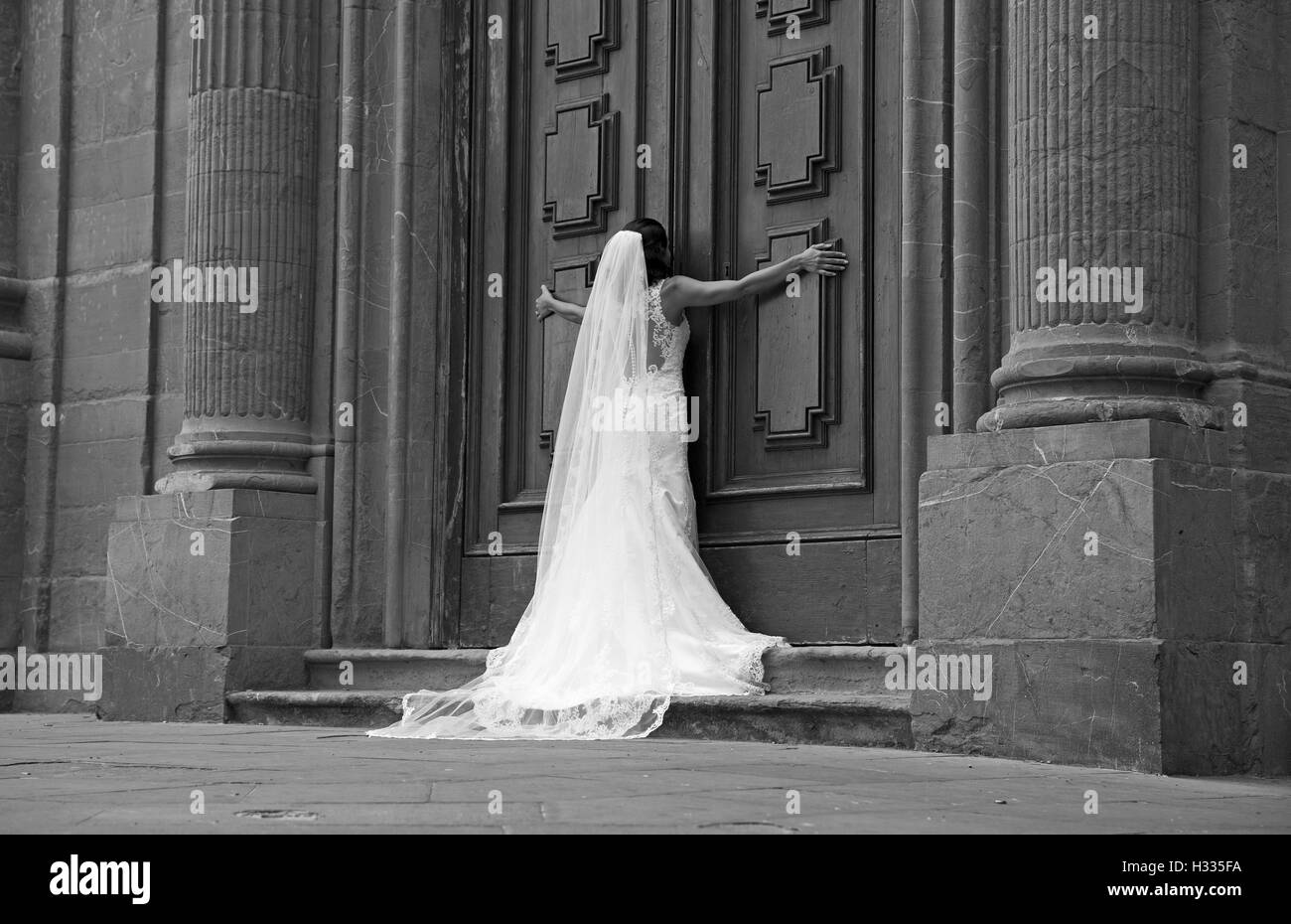 Braut in der Kirche Stockfoto