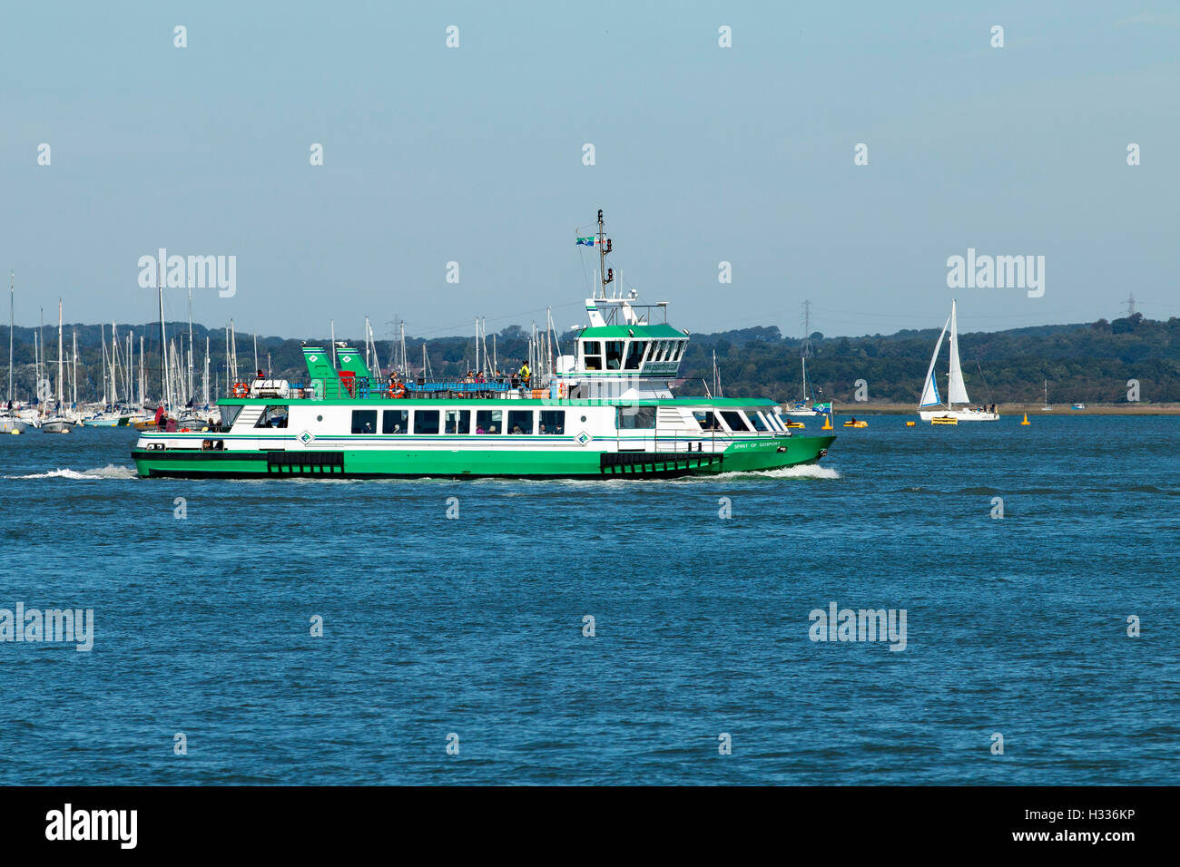 Geist des Gosport Fähre machen die kurze Überfahrt über Portsmouth Hafen nach Portsmouth selbst Stockfoto