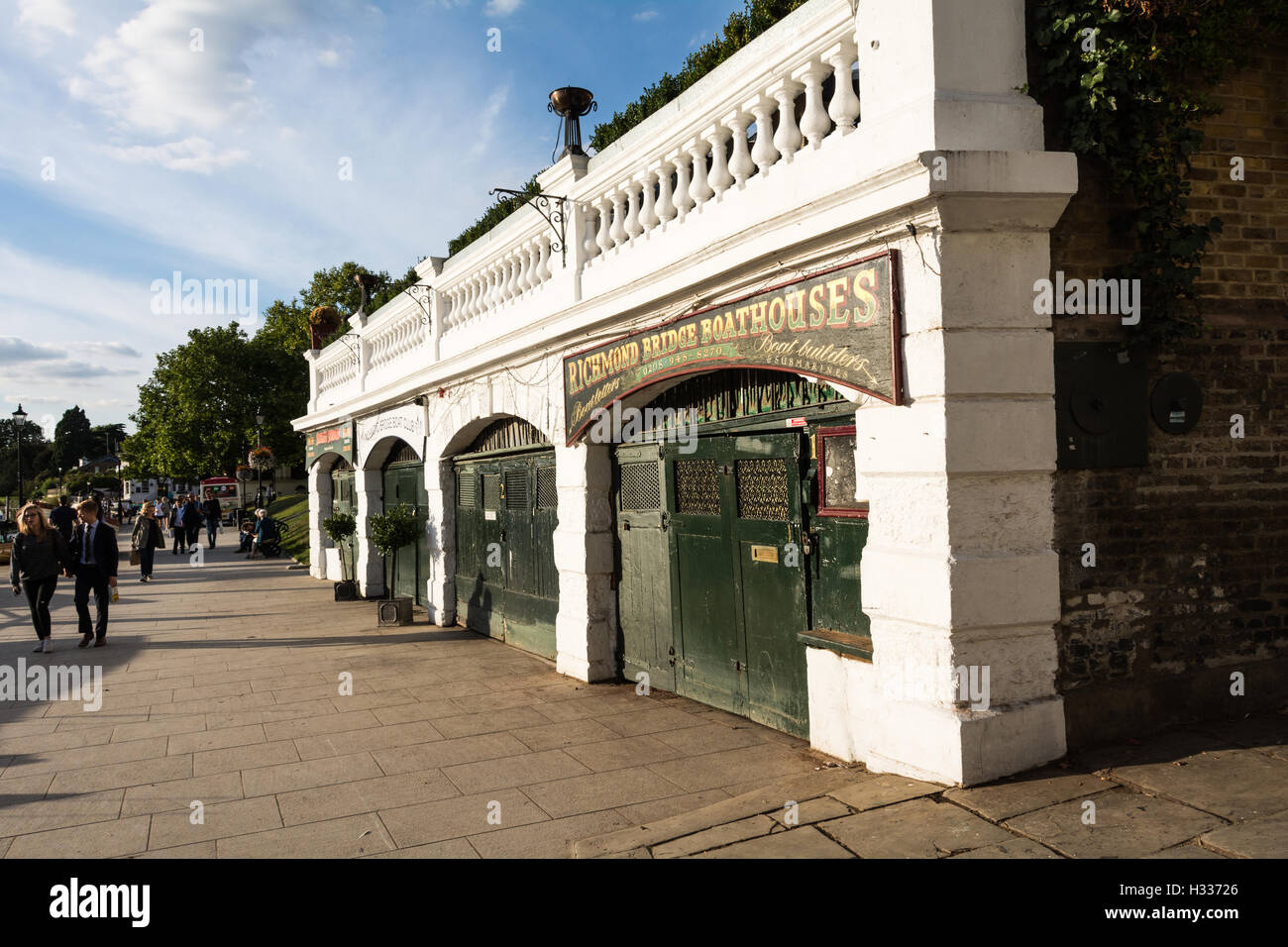 Bootshäuser in der Nähe der Themse bei Richmond Upon Thames, London, UK Stockfoto Bootshäuser in der Nähe der Themse bei Richmond Upon Thames, London, UK Stockfoto