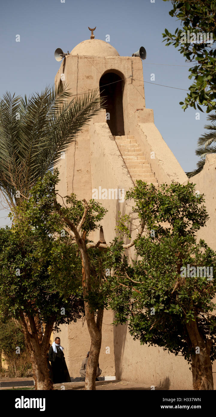 Eingang und Minarett, New Gourna Dorf Moschee von Hassan Fathy, Ägypten Stockfoto