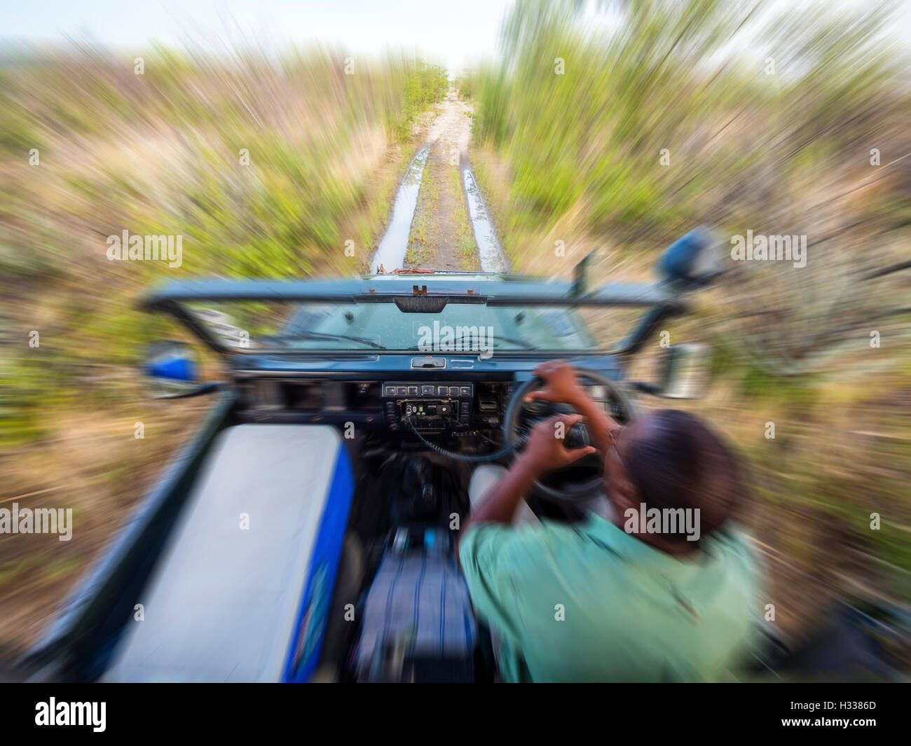Rasante Fahrt in einem offenen Jeep, Ongaya Game Reserve, Outja, Namibia Stockfoto