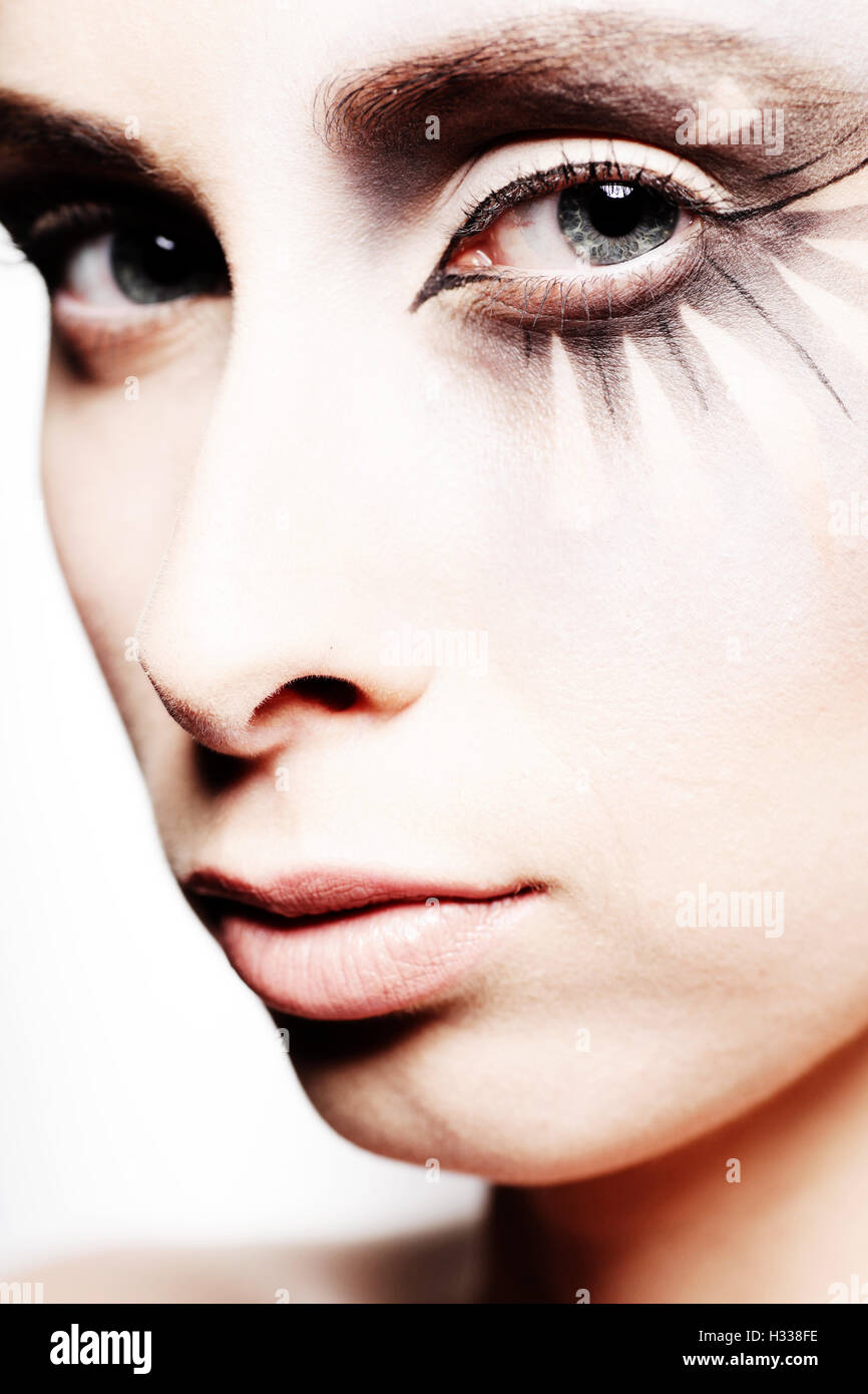 Frau, 24, mit markanten Augen Make-up Stockfoto