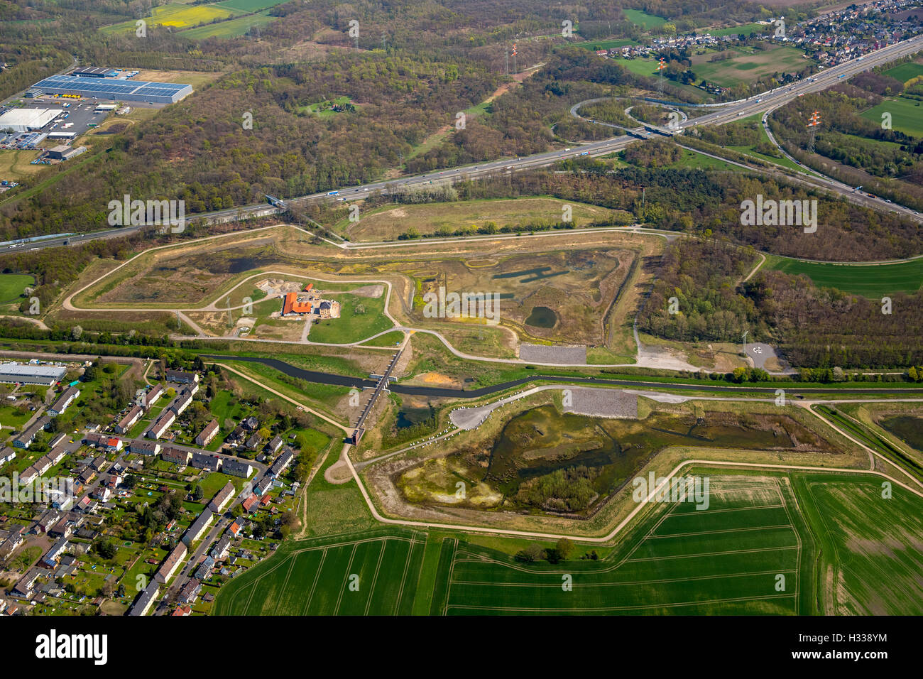 Regenwasser-Rückhaltebecken, Fluss Emscher in der Mengede Bezirk, Wasserwirtschaft, Castrop-Rauxel, Ruhrgebiet Stockfoto