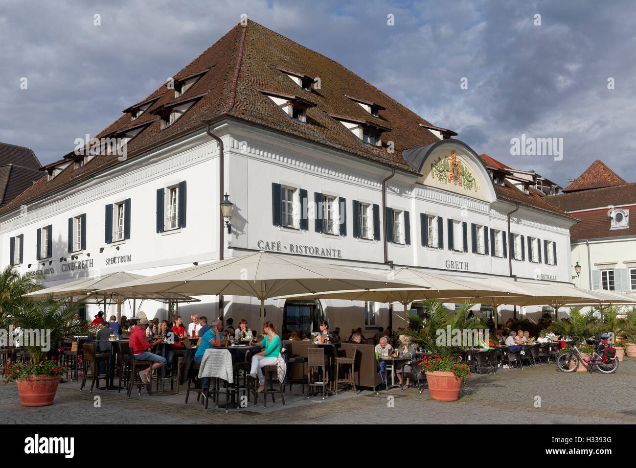 Gret, Markthalle mit Outdoor-Gastronomie am See Promenade, Überlingen, Bodensee, Baden-Württemberg, Deutschland Stockfoto