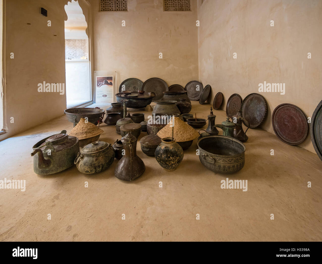Antik-Dosen, Schalen, Platten, Jabrin Castle, Djabrin, Bahlat, Ad Dakhiliyah, Oman Stockfoto