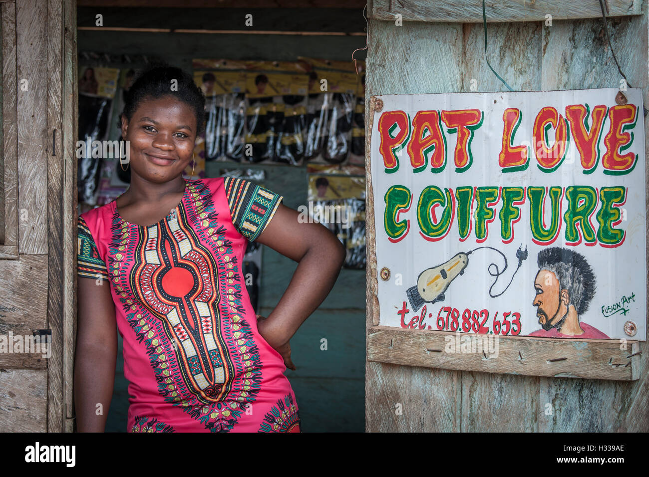 Weibliche Friseur warten auf Kunden, coiffure, Campo, südlichen Region, Kamerun Stockfoto