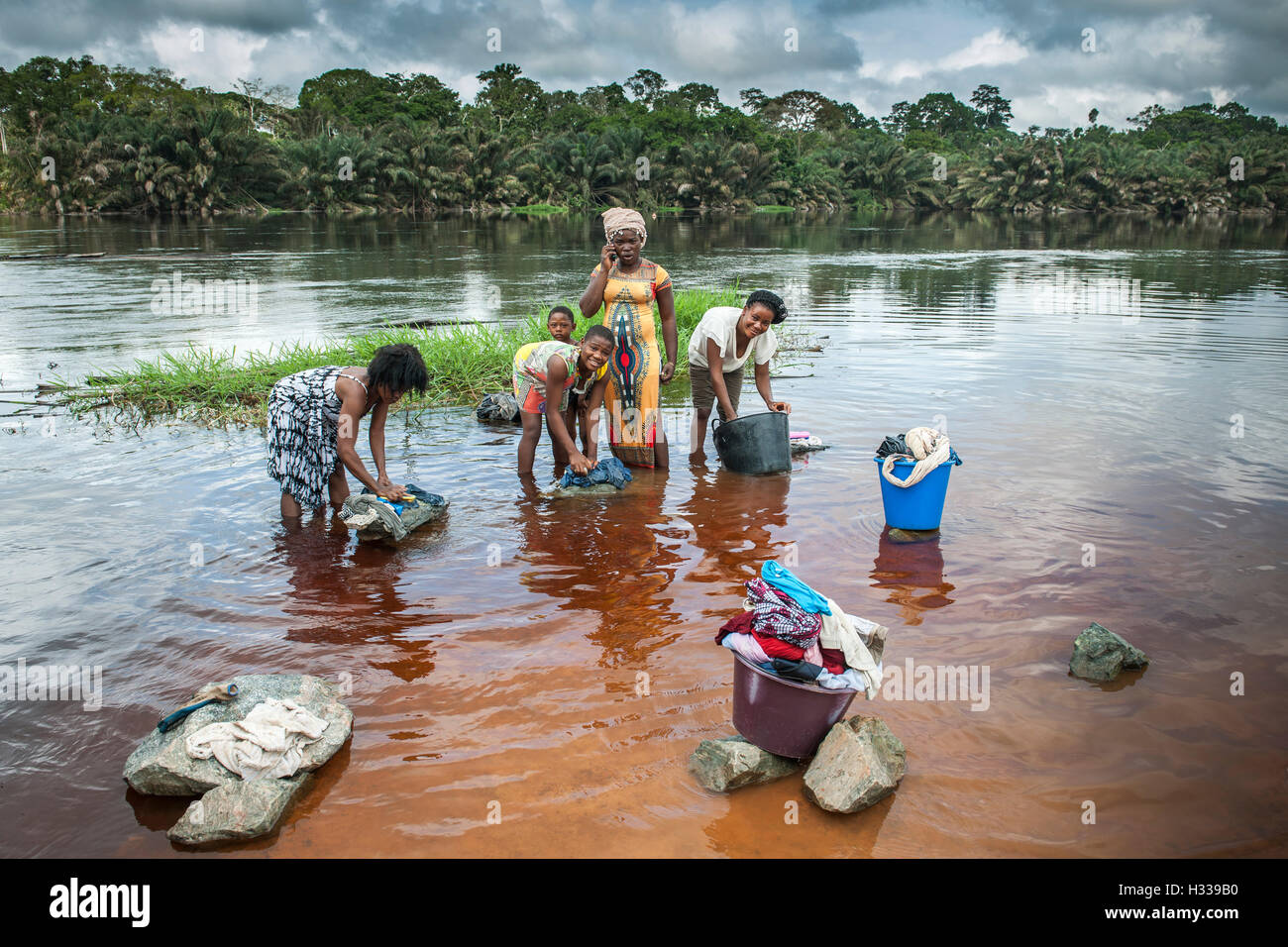 Frauen, die Wäsche am Fluss Ntem im Regenwald, Campo, südlichen Region, Kamerun Stockfoto