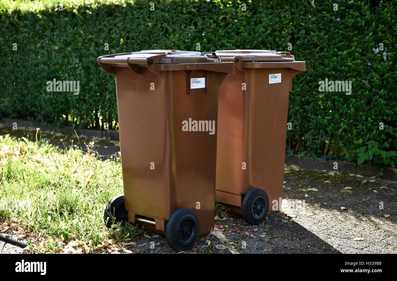 Braune Mülltonnen für organische Abfälle mit Barcode-Etiketten, Stuttgart, Baden-Württemberg, Deutschland Stockfoto
