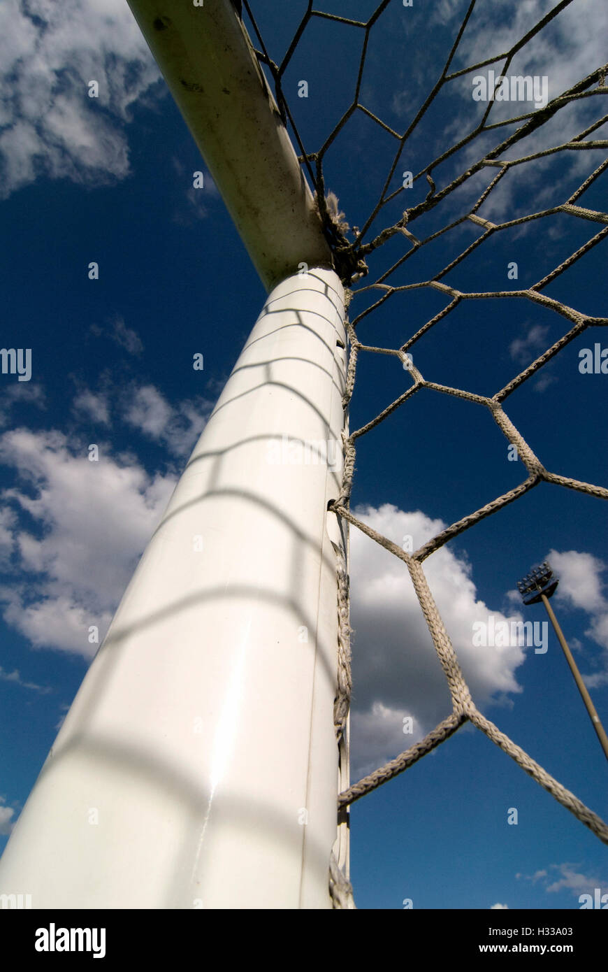 Fußball, Ziel, Detail, blauer Himmel, weiße Wolken und Köln Suedstadion Stadion, Köln, Nordrhein-Westfalen Stockfoto