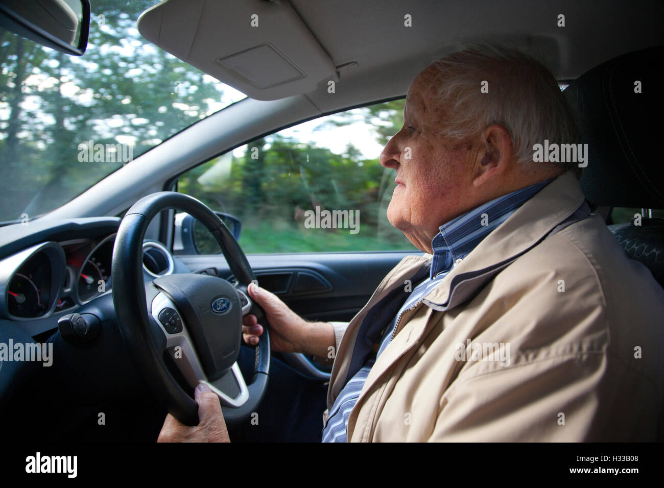 Nahaufnahme des älteren Menschen (im Alter von 83) seinem Kraftfahrzeug, Vereinigtes Königreich Stockfoto