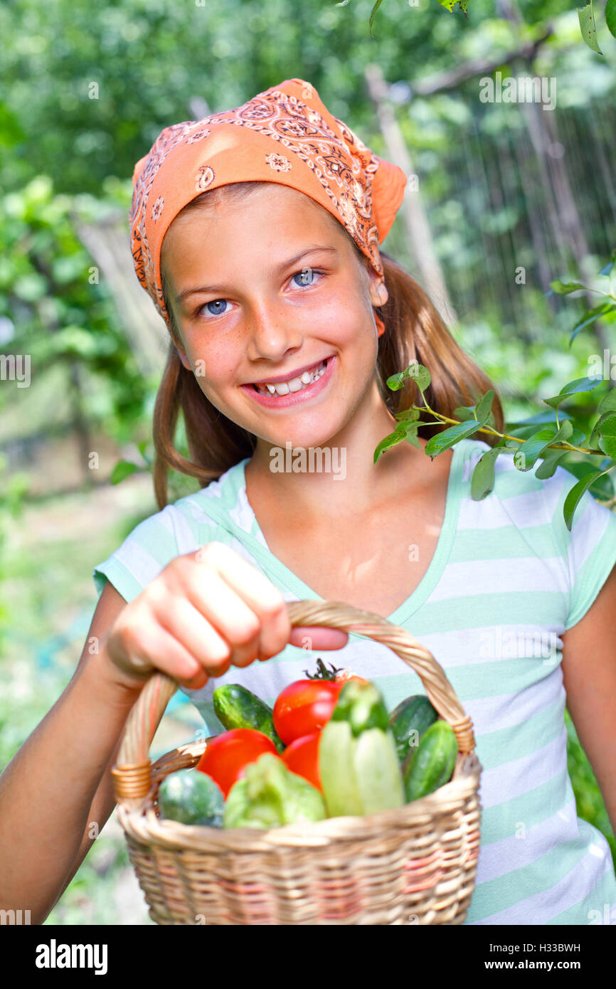 Mädchen mit Gemüse Stockfoto