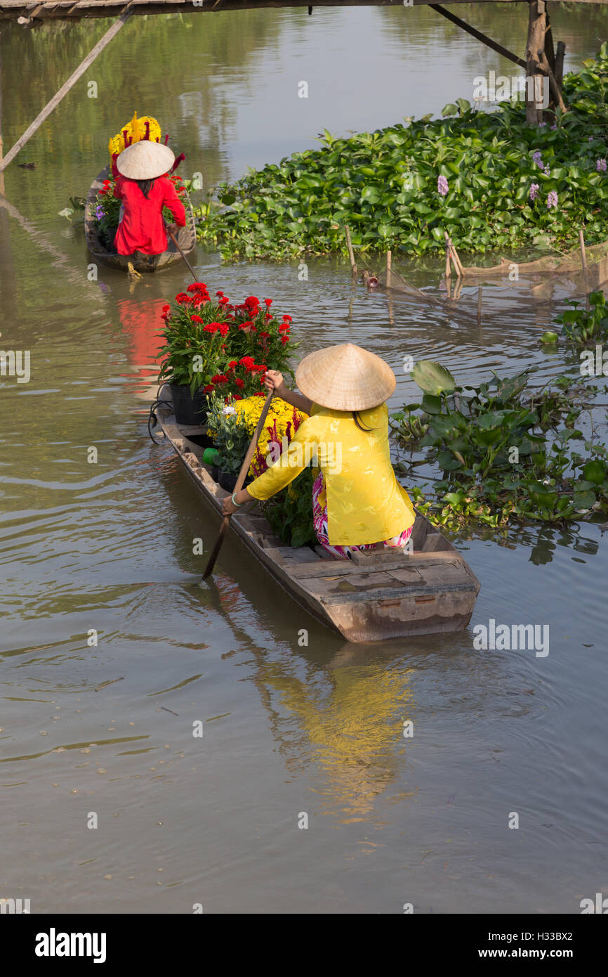 Ernte Blume auf Boot in Vietnam während der Ferien Stockfoto