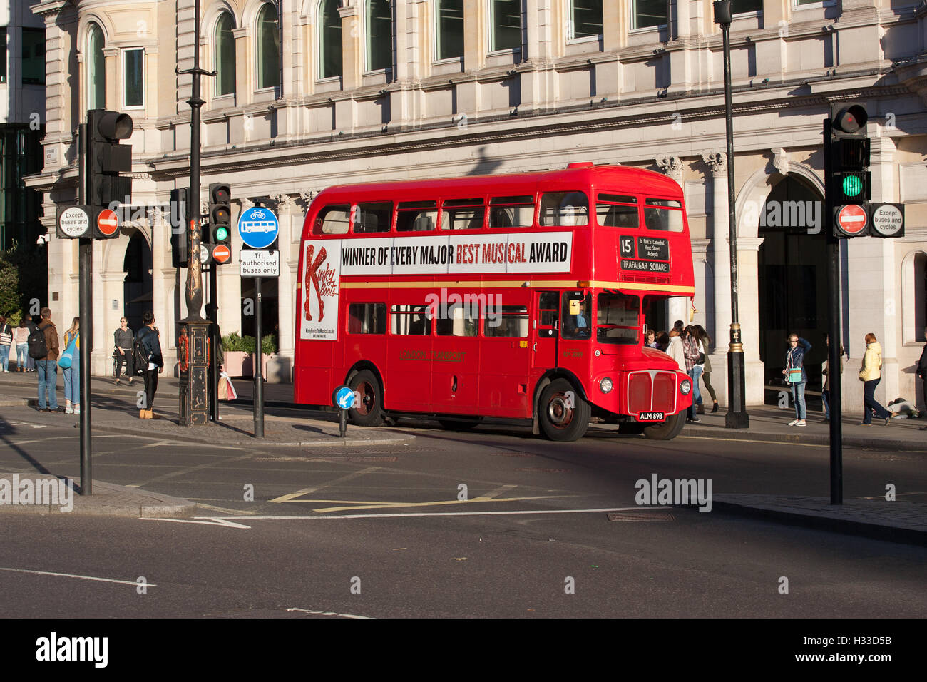 London roter routemasterbus -Fotos und -Bildmaterial in hoher Auflösung ...