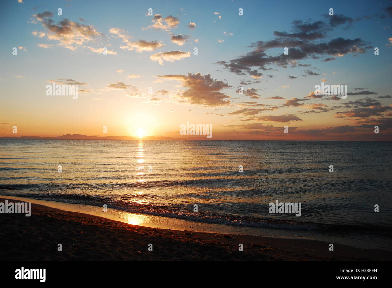 Sonnenuntergang am Olympic Beach in Griechenland. Stockfoto