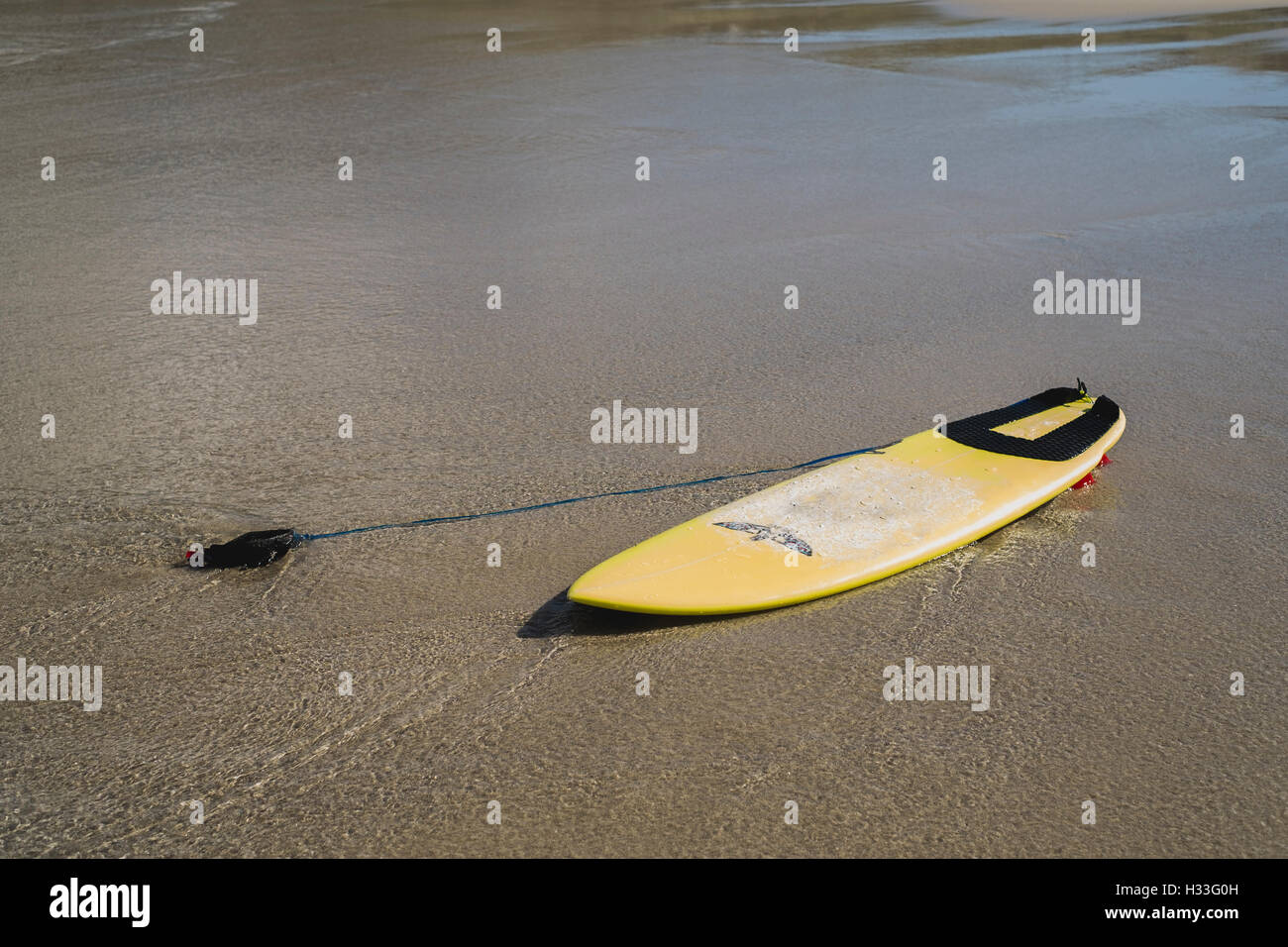 Ein einsamer Surfbrett links am Strand von Sennen Cove, Cornwall Stockfoto