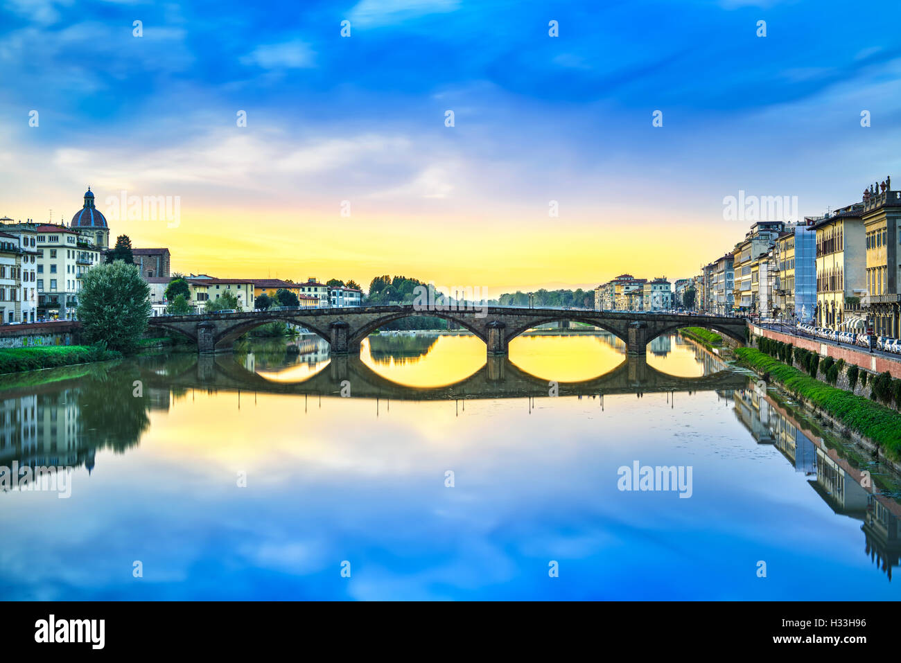 Florenz, Ponte Alla Carraia mittelalterliche Brücke Wahrzeichen am Fluss Arno, Sonnenuntergang Landschaft mit Reflexion. Es ist das zweite älteste b Stockfoto