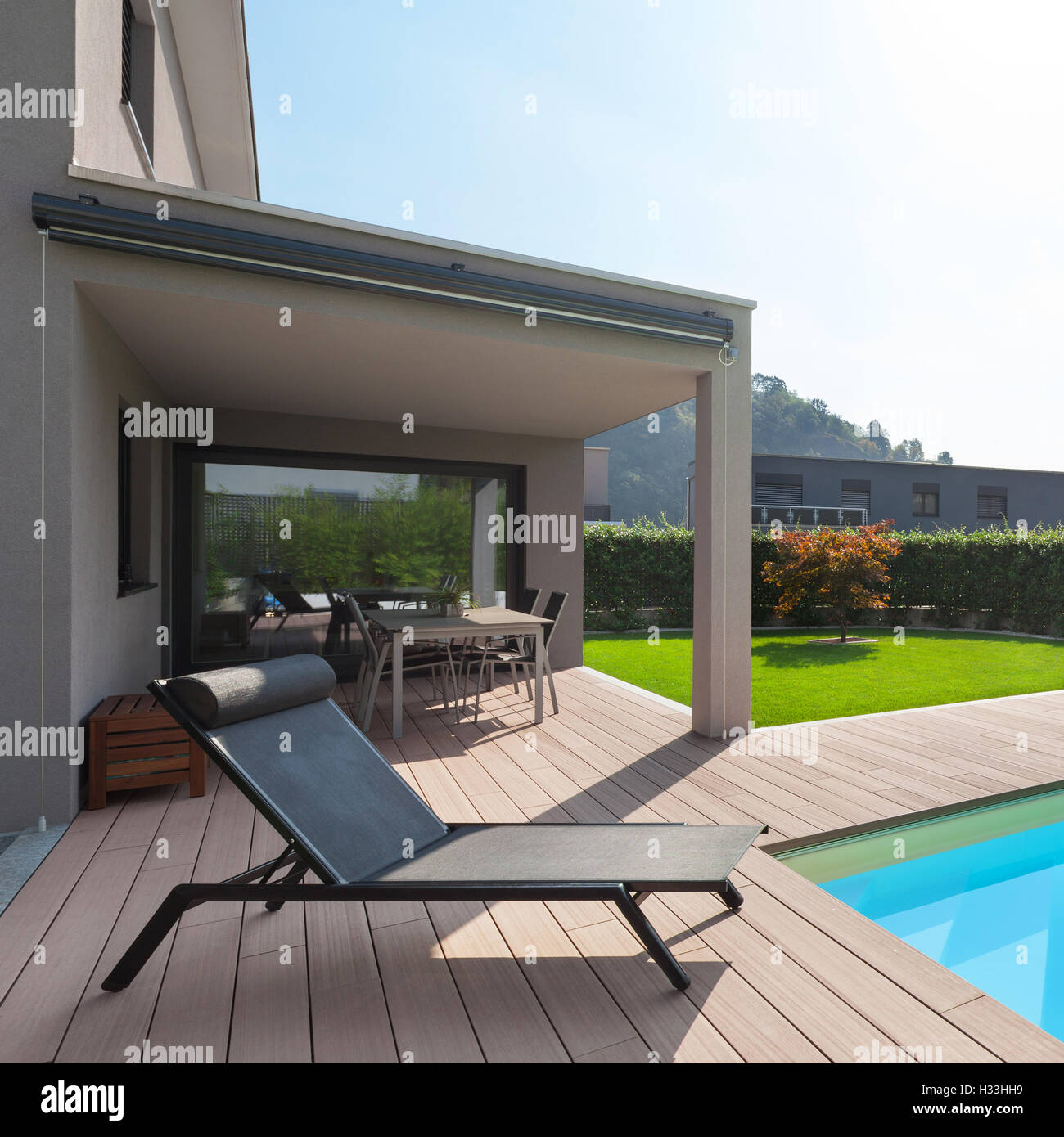 modernes Haus mit Pool, liege Sonne am Pool Stockfoto