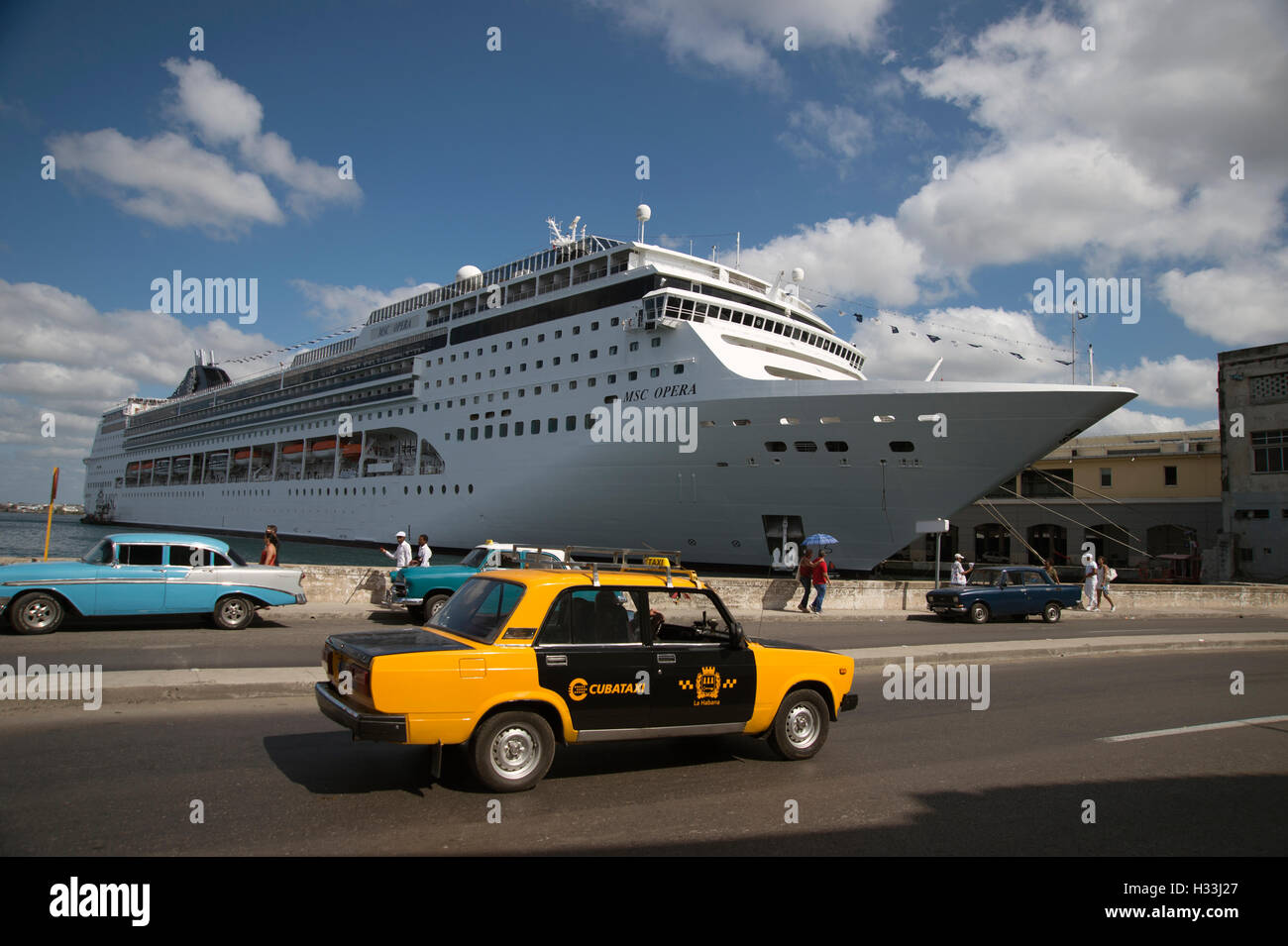 Ein altes restauriertes russischen Lada Auto verwendet als Taxi fahren vorbei an einem angedockten Kreuzfahrtschiff in Havanna Vieja Kuba Stockfoto
