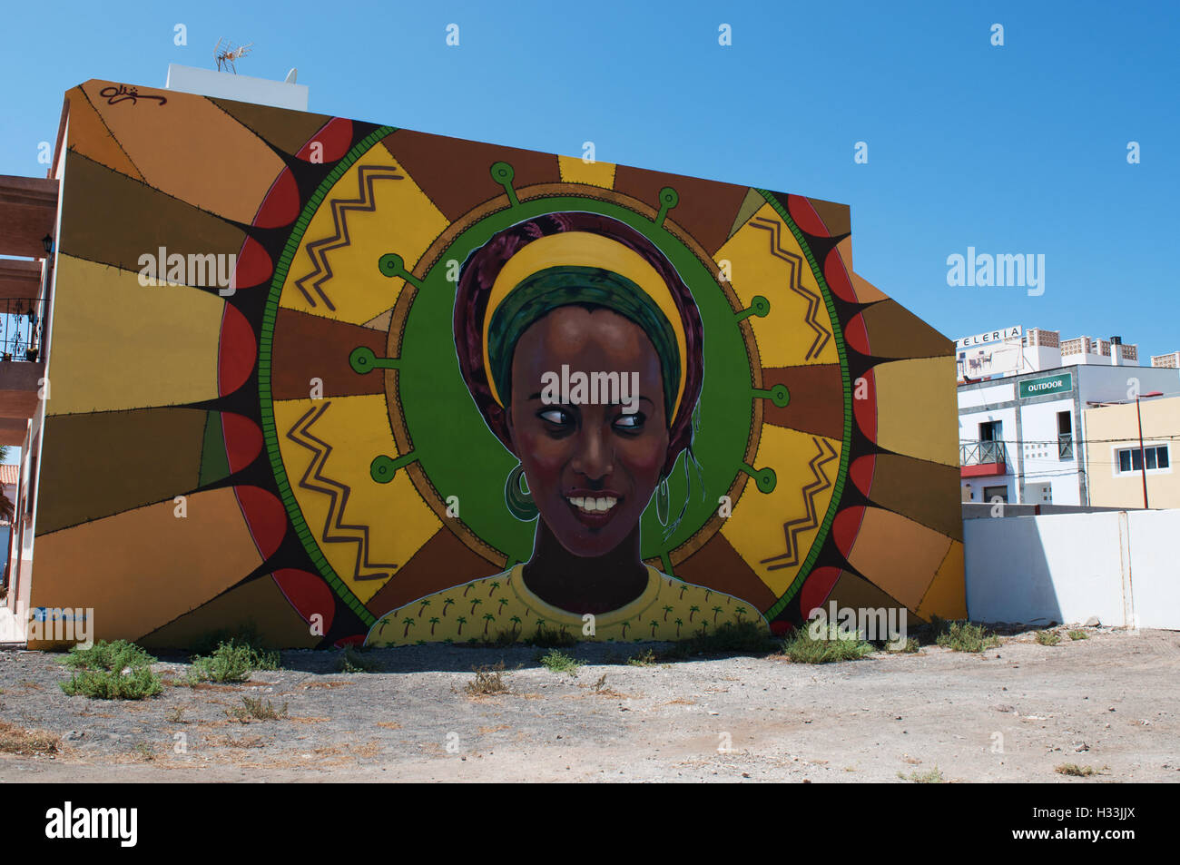 Fuerteventura, Kanarische Inseln, Nord Afrika: Ein großes Wandbild mit einem lächelnden afrikanische Frau in El Matorral, kleines Dorf in der Nähe von Flughafen der Insel Stockfoto
