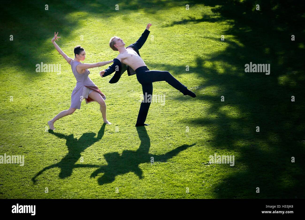 Solist Araminta Wraith und Künstler Henry Dowden führen Bewegungen aus Scottish Ballet "Sibilo", in der versteckte Garten von Tramway, Glasgow, vor dem diesjährigen Welttag Ballett. Stockfoto