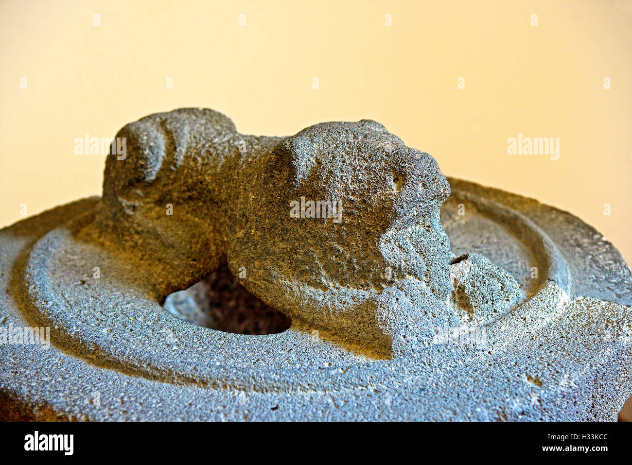 Italien Sizilien Äolischen Inseln Lipari Insel archäologische Museum A  gehauenen Stein Beerdigung Abdeckung genannt Bothros di Eolo  Stockfotografie - Alamy