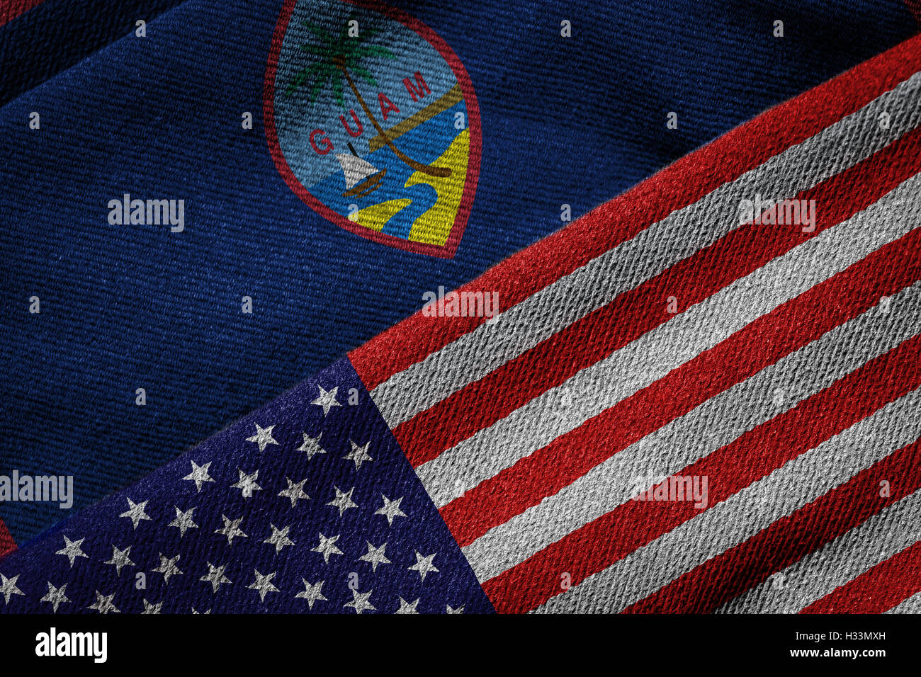 3D-Rendering der Flaggen der USA und Guam auf gewebten Stoff. Guam ist ein US-Territorium. Detaillierten Textile Muster und grunge Stockfoto
