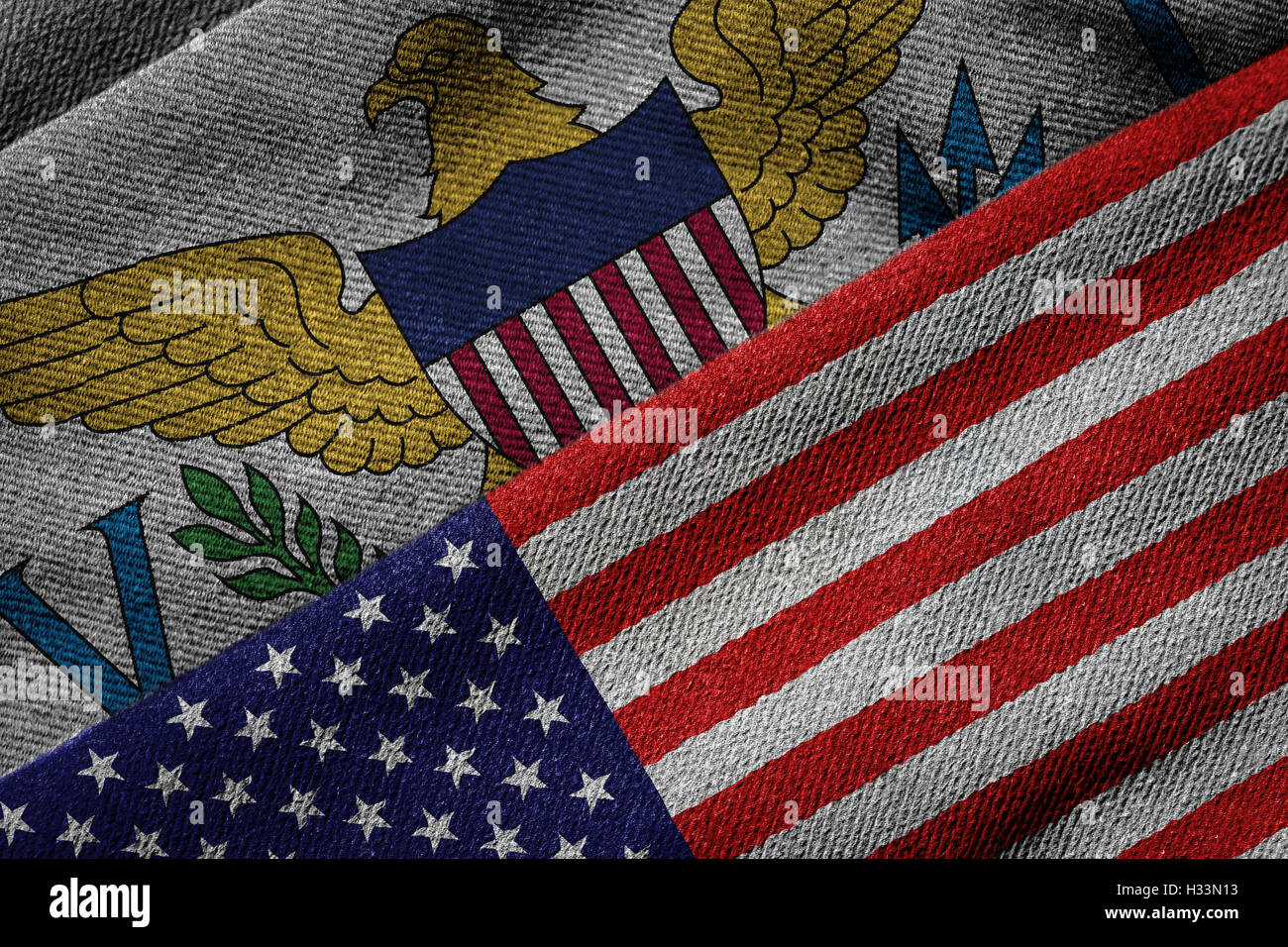 3D-Rendering der Flaggen der USA und United States Virgin Islands auf gewebten Stoff. Jungferninseln (US) ist ein US-Territorium Stockfoto