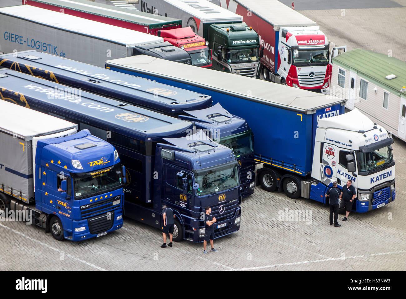 Britische LKW-Fahrer vor LKW am Parkplatz warten Stockfoto