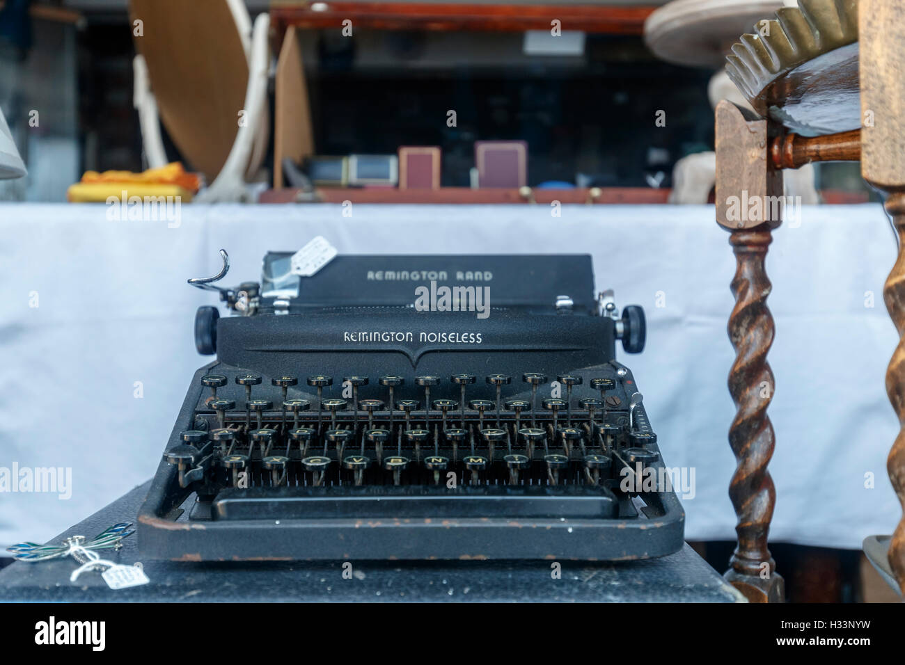 Altmodische manuelle Schreibmaschine Remington geräuschlos auf dem Display in einem Schaufenster zum Verkauf in einem Antiquitätenladen in Henley-on-Thames, Oxfordshire, Vereinigtes Königreich Stockfoto